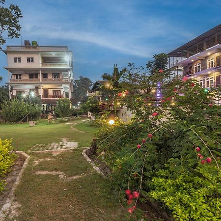 Hotel Riverside With Swimming Pool Sauraha Exterior foto