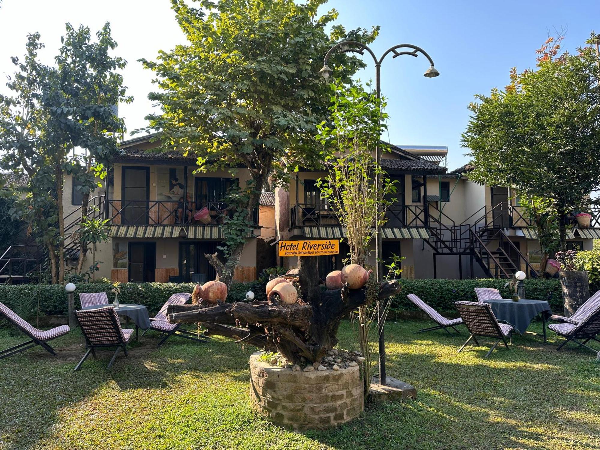 Hotel Riverside With Swimming Pool Sauraha Exterior foto