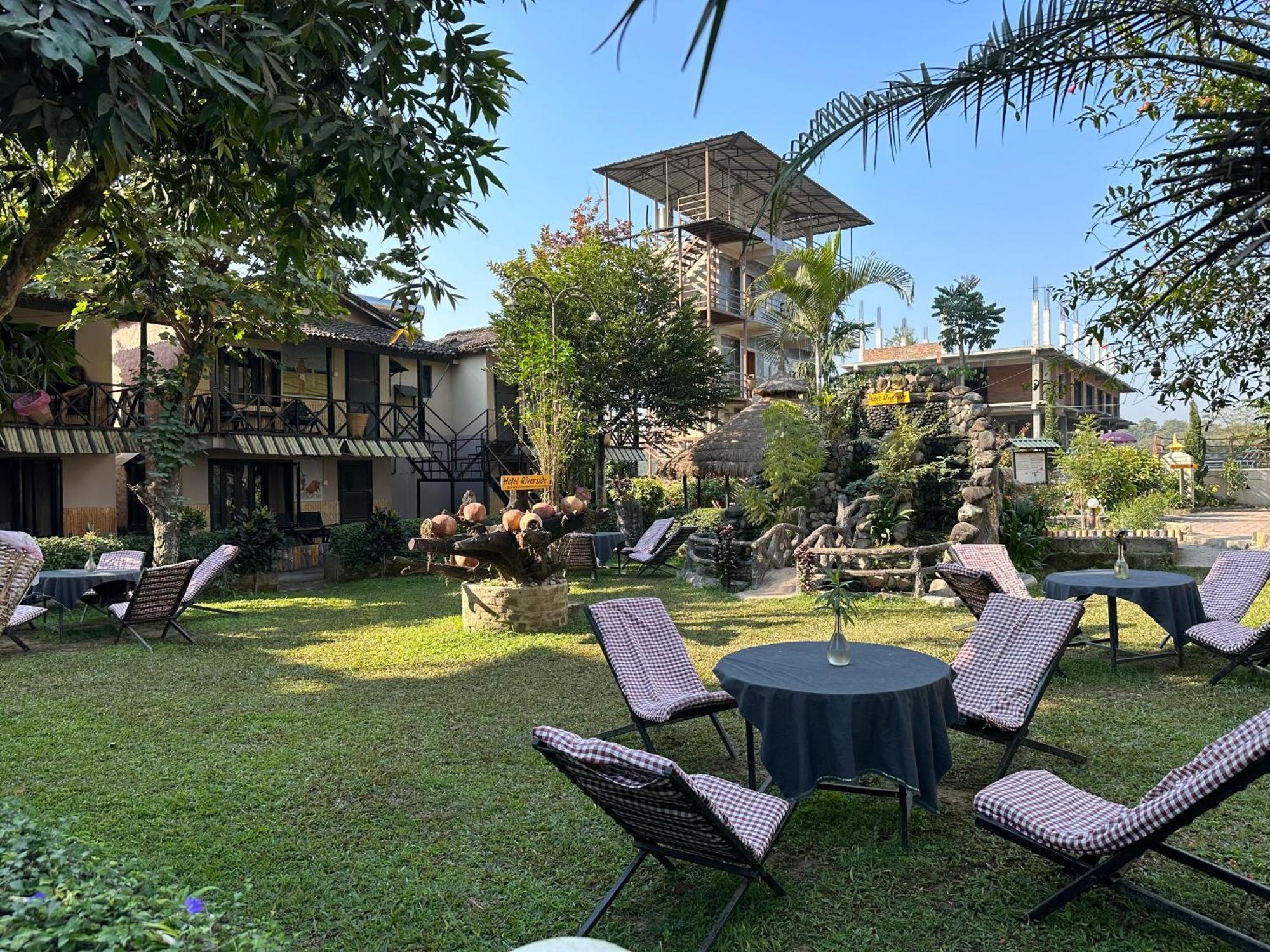 Hotel Riverside With Swimming Pool Sauraha Exterior foto
