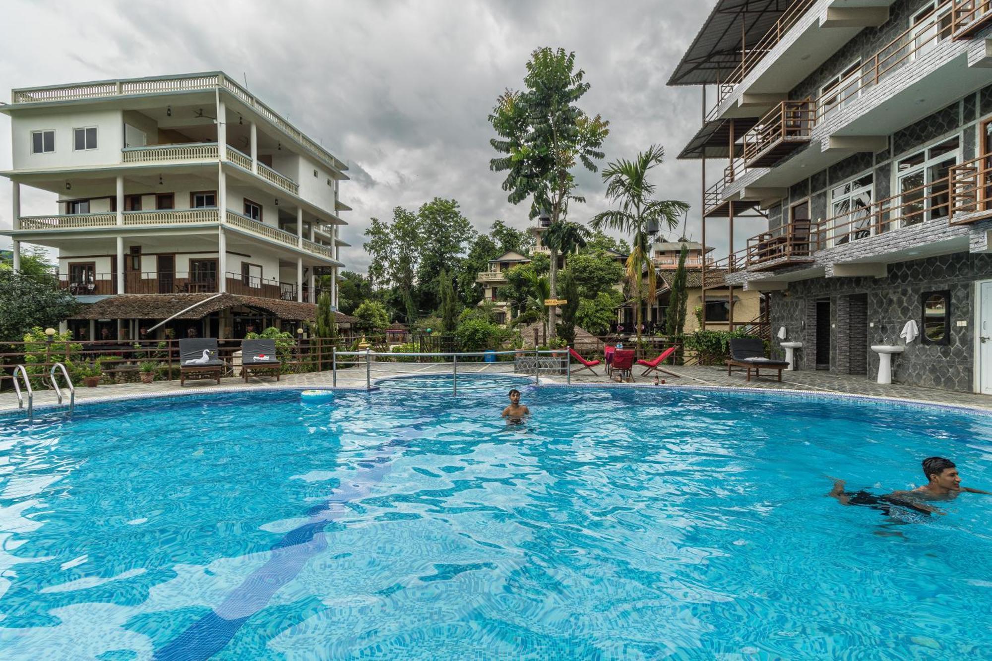 Hotel Riverside With Swimming Pool Sauraha Exterior foto