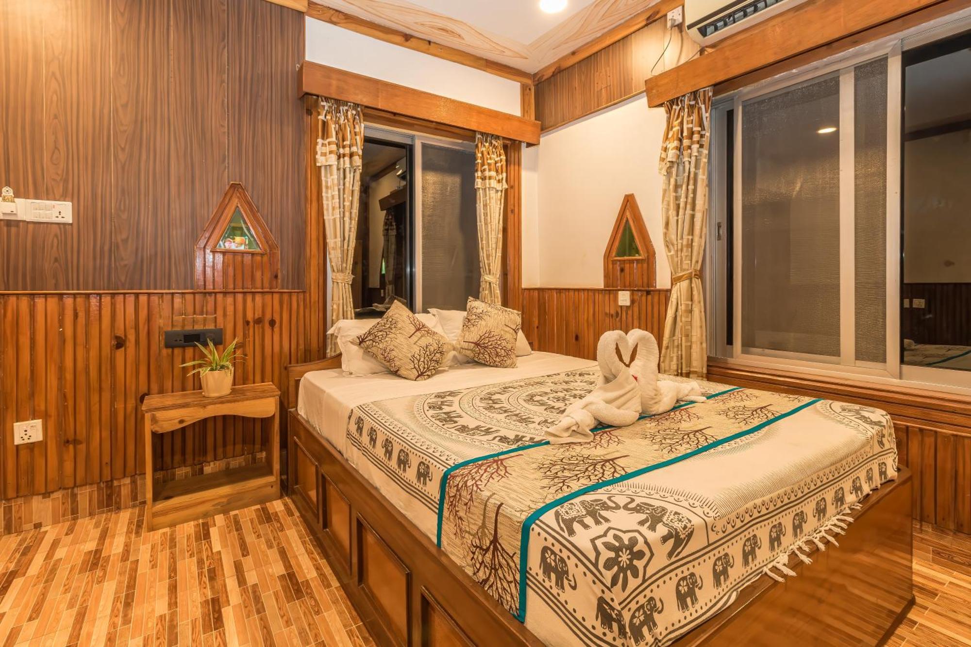 Hotel Riverside With Swimming Pool Sauraha Exterior foto