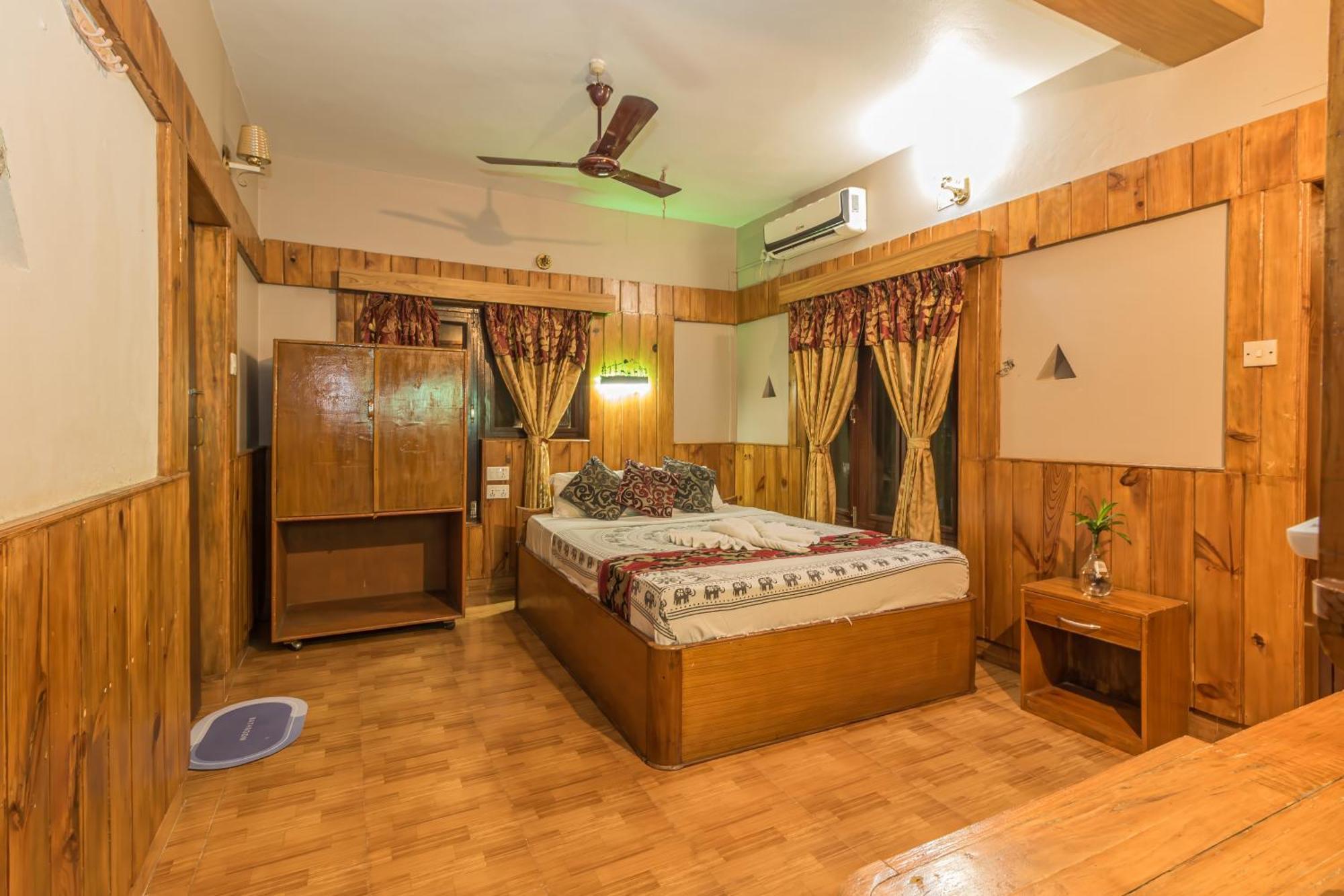 Hotel Riverside With Swimming Pool Sauraha Exterior foto