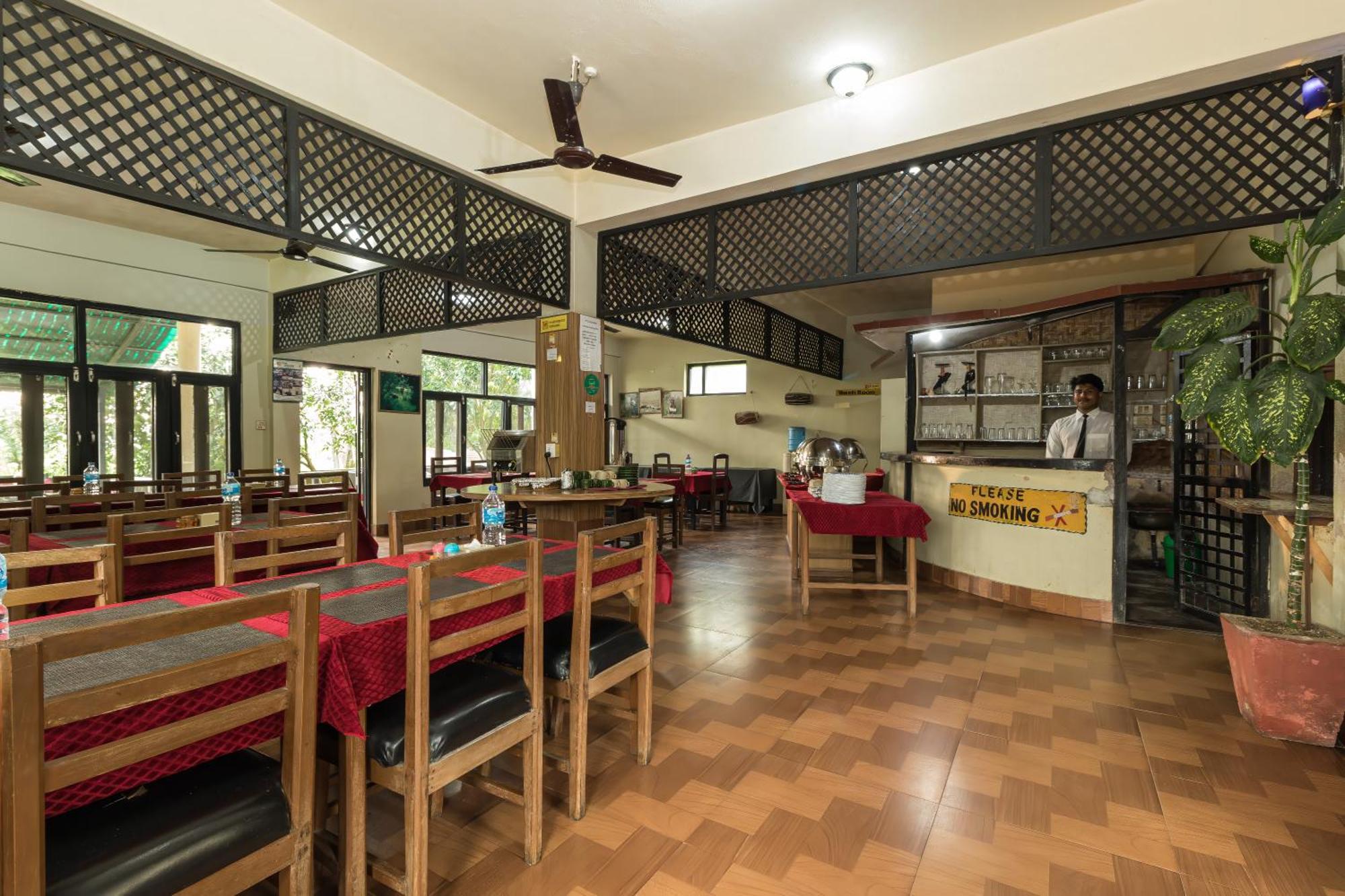 Hotel Riverside With Swimming Pool Sauraha Exterior foto