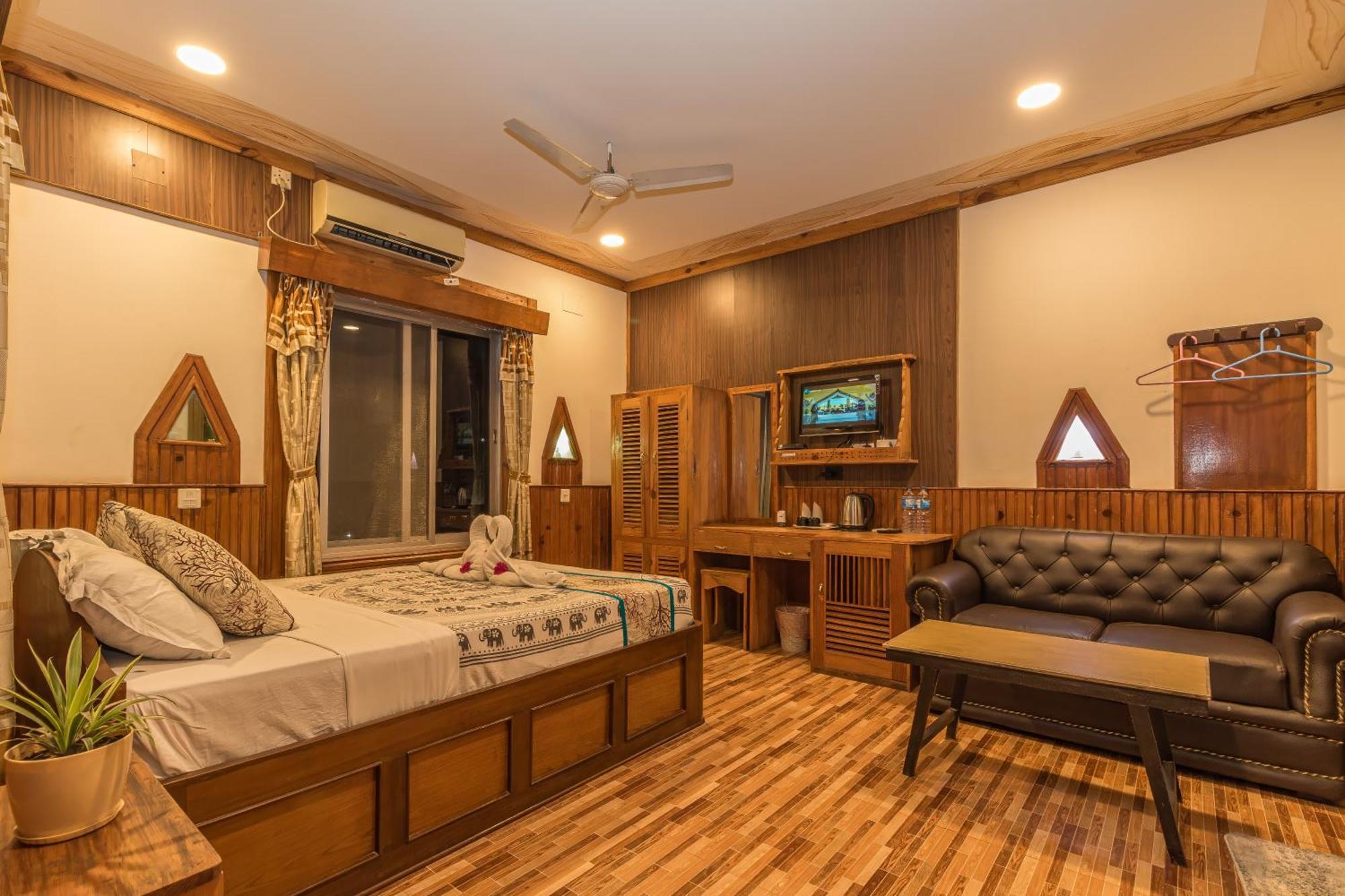 Hotel Riverside With Swimming Pool Sauraha Exterior foto