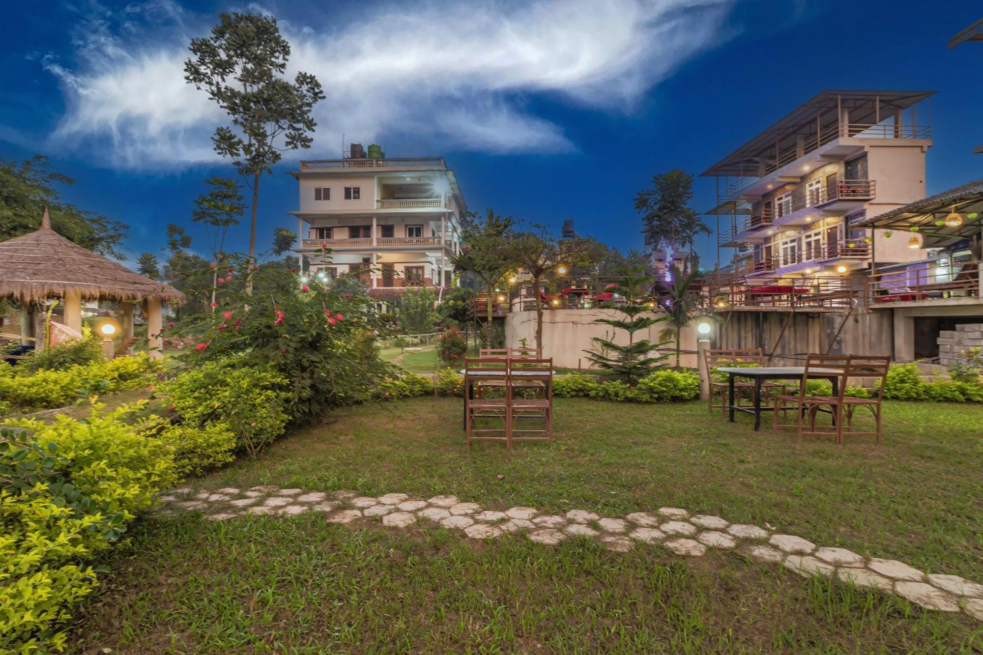 Hotel Riverside With Swimming Pool Sauraha Exterior foto