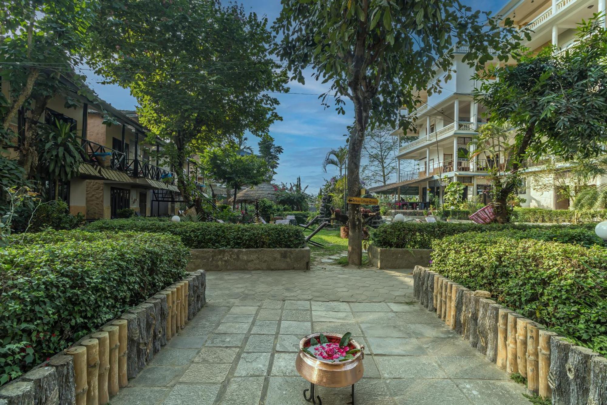 Hotel Riverside With Swimming Pool Sauraha Exterior foto