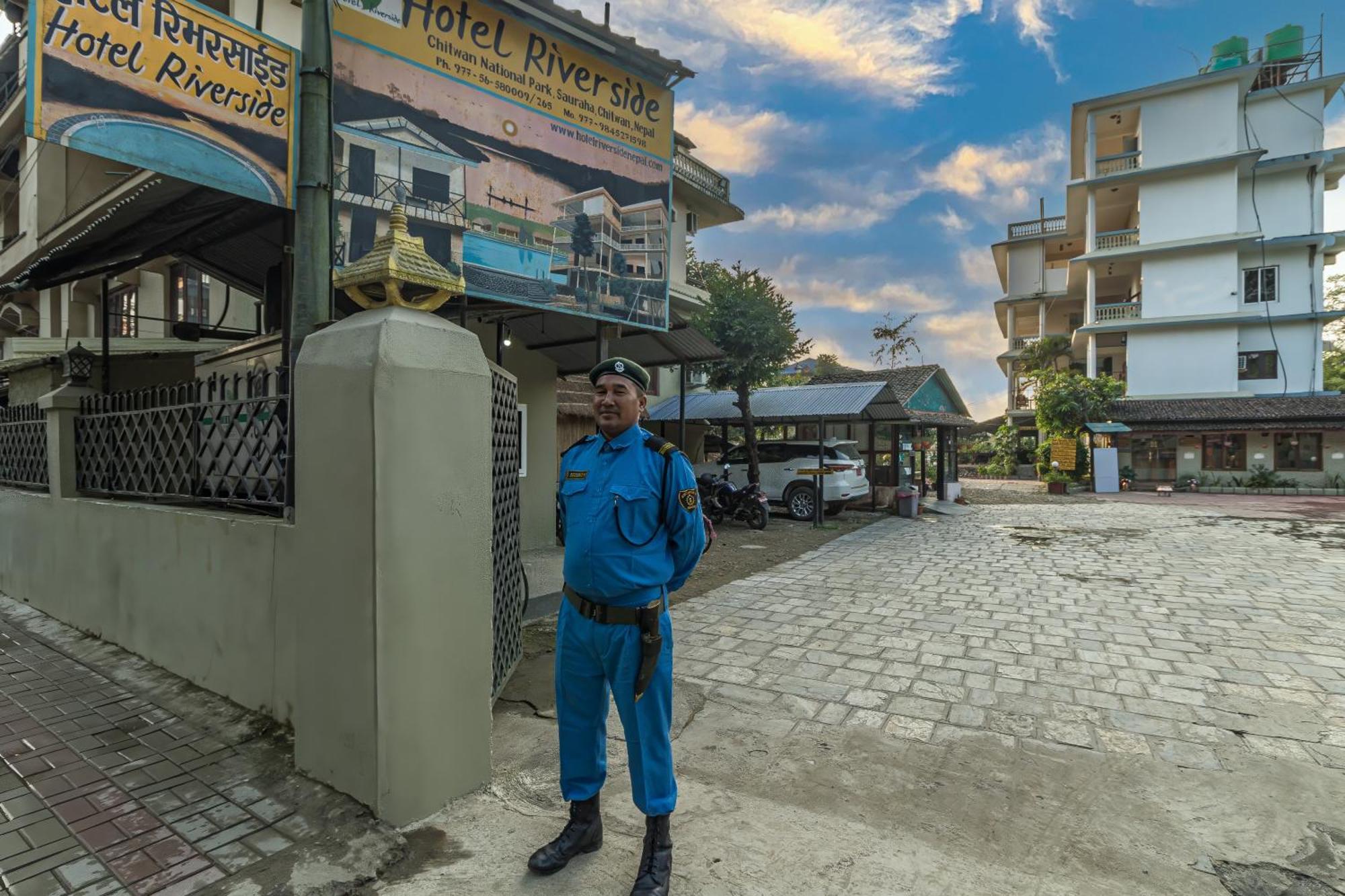 Hotel Riverside With Swimming Pool Sauraha Exterior foto