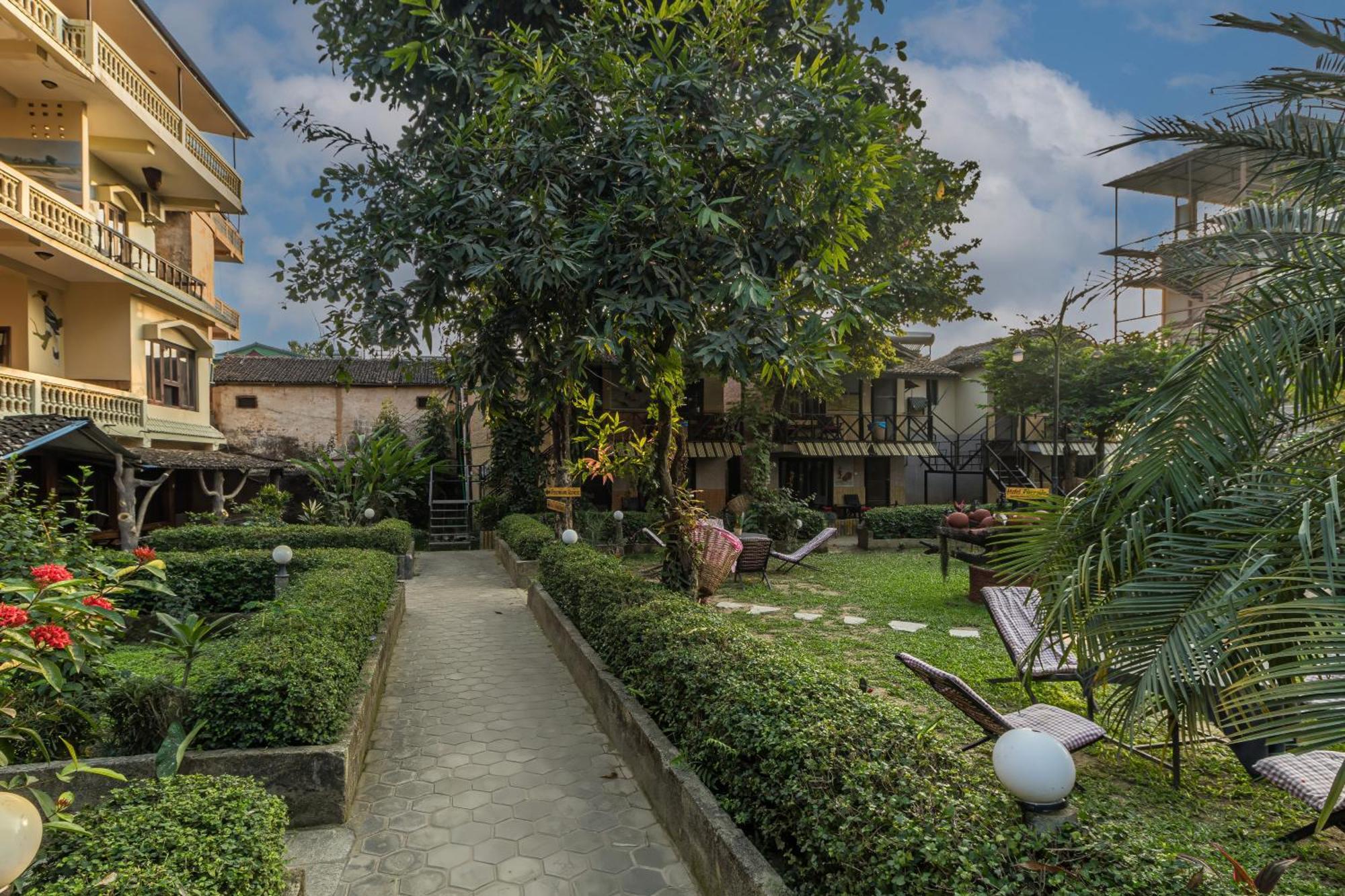 Hotel Riverside With Swimming Pool Sauraha Exterior foto